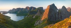 Sunrise on Krakhammartinden