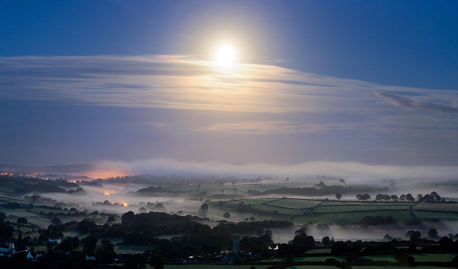 mist by moonlight i the Tavy Valley