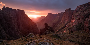 sunrise at Rockeries Pass in the Drakensberg